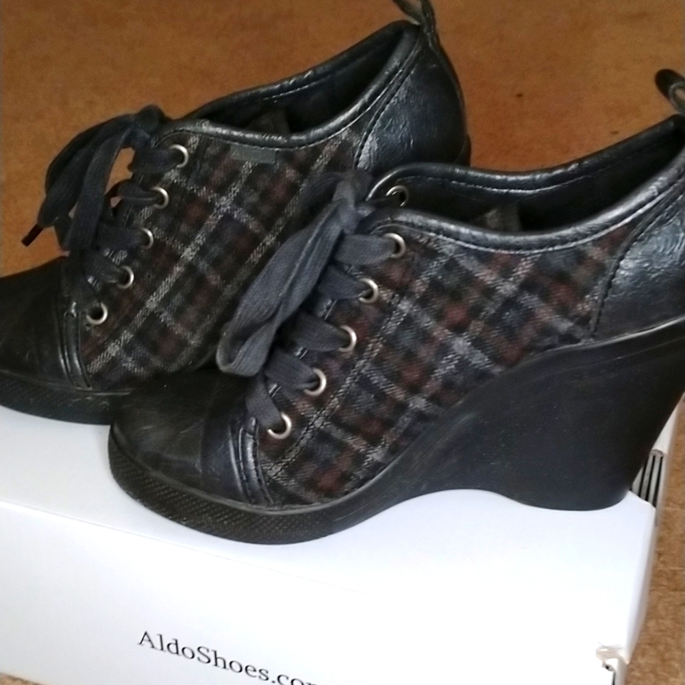 😎 Cute Aldo black plaid high heel sneakers🪷